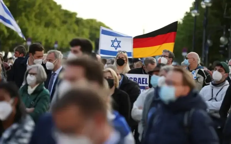 People demonstrate in solidarity with Israel and against antisemitism, in Berlin (photo credit: REUTERS/CHRISTIAN MANG)