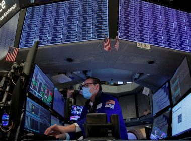 Traders work on the floor of the New York Stock Exchange (NYSE) in New York City, U.S., January 25, 2022. REUTERS/Brendan McDermid