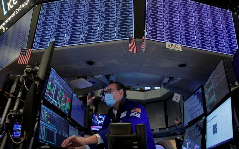 Traders work on the floor of the New York Stock Exchange (NYSE) in New York City, U.S., January 25, 2022. REUTERS/Brendan McDermid