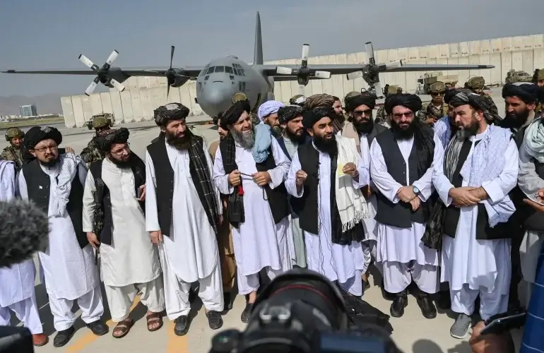 Taliban spokesman Zabihullah Mujahid speaks to the media at the airport in Kabul on August 31, 2021 [AFP/ Wakil Kohsar]