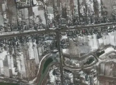 Troops and military vehicles deployed in Ozera, northeast of Antonov Airport (Satellite image ©2022 Maxar Technologies)