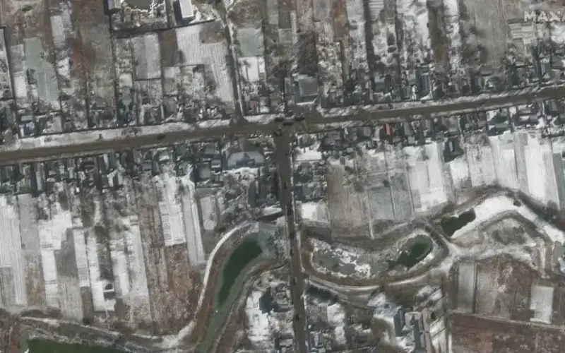 Troops and military vehicles deployed in Ozera, northeast of Antonov Airport (Satellite image ©2022 Maxar Technologies)