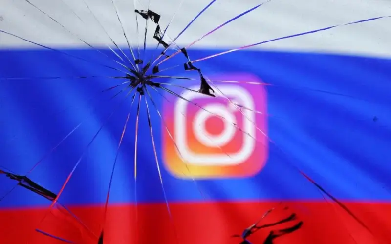 Russian flag and Instagram logo are seen through broken glass in this illustration taken March 11, 2022. REUTERS/Dado Ruvic/Illustration