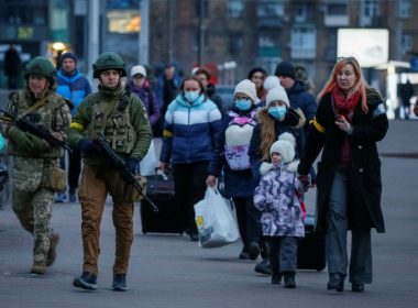 Servicemen escort people with children from Kyiv's Central Children's Hospital to an evacuation train from Kyiv to Lviv at Kyiv central train station amid Russia's invasion of Ukraine, in Kyiv, Ukraine March 7, 2022. REUTERS/Gleb Garanich