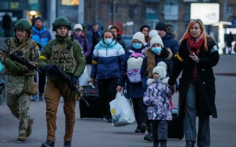 Servicemen escort people with children from Kyiv's Central Children's Hospital to an evacuation train from Kyiv to Lviv at Kyiv central train station amid Russia's invasion of Ukraine, in Kyiv, Ukraine March 7, 2022. REUTERS/Gleb Garanich