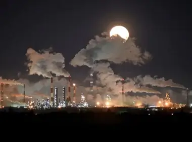 Full moon rises over the Gazprom Neft's oil refinery in Omsk, Russia February 10, 2020. REUTERS/Alexey Malgavko