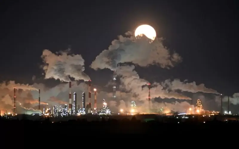 Full moon rises over the Gazprom Neft's oil refinery in Omsk, Russia February 10, 2020. REUTERS/Alexey Malgavko