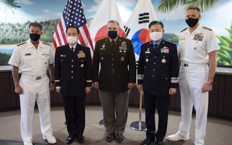The file photo shows Joint Chiefs of Staff (JCS) Chairman Gen. Won In-choul (2nd from R) posing for a photo with his US and Japanese counterparts, Gen. Mark Milley (C) and Gen. Koji Yamazaki (2nd from L), along with outgoing US Indo-Pacific Command commander Adm. Philip Davidson (far R) and his successor Adm. John Aquilino (far L) in Hawaii on April 29, 2021