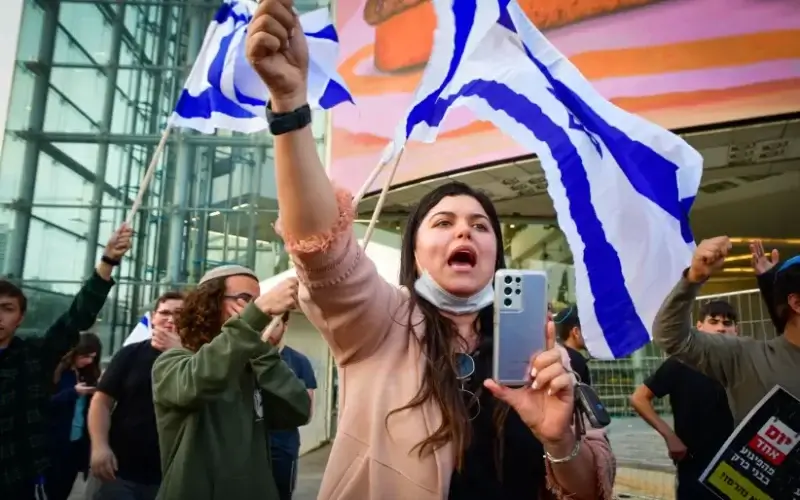 Israelis wave flags as they protest against recent terrorist attacks outside Hakirya Base in Tel Aviv, on March 30, 2022. (photo credit: AVSHALOM SASSONI/FLASH90)