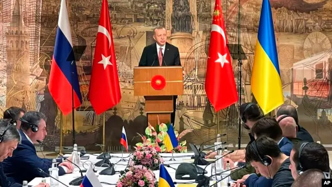 Turkish President Recep Tayyip Erdogan welcomes Russian, left, and Ukrainian delegations ahead of their talks, in Istanbul, March 29, 2022. (Ukrainian Foreign Ministry Press Service via AP)