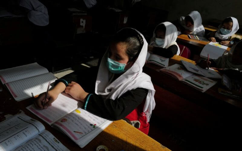 Girls attend a class in Kabul, Afghanistan, October 25, 2021. REUTERS/Zohra Bensemra/File Photo