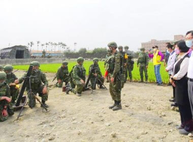 Changhua County Commissioner Wang Hui-mei, front, second right, and other officials inspect a training exercise conducted by military reservists in the county yesterday. Photo courtesy of the Changhua County Government via CNA
