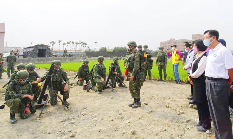 Changhua County Commissioner Wang Hui-mei, front, second right, and other officials inspect a training exercise conducted by military reservists in the county yesterday. Photo courtesy of the Changhua County Government via CNA