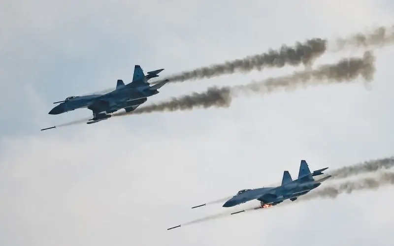 Russian Sukhoi Su-35 jet fighters fire missiles during the Aviadarts competition, as part of the International Army Games 2021, at the Dubrovichi range outside Ryazan, Russia August 27, 2021. REUTERS/Maxim Shemetov/File Photo