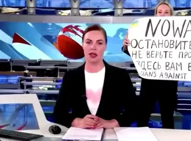A person interrupts a live news bulletin on Russia's state TV "Channel One" holding up a sign that reads "NO WAR. Stop the war. Don't believe propaganda. They are lying to you here." at an unknown location in Russia March 14, 2022, in this still image obtained from a video uploaded on March 14. Channel One/via REUTERS