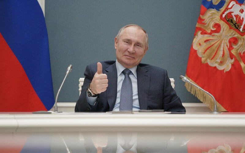 Russian President Vladimir Putin gives a thumbs-up as he attends a foundation-laying ceremony for the third reactor of the Akkuyu nuclear plant in Turkey March 10, 2021. (Sputnik/Alexei Druzhinin/Kremlin via REUTERS/File Photo)