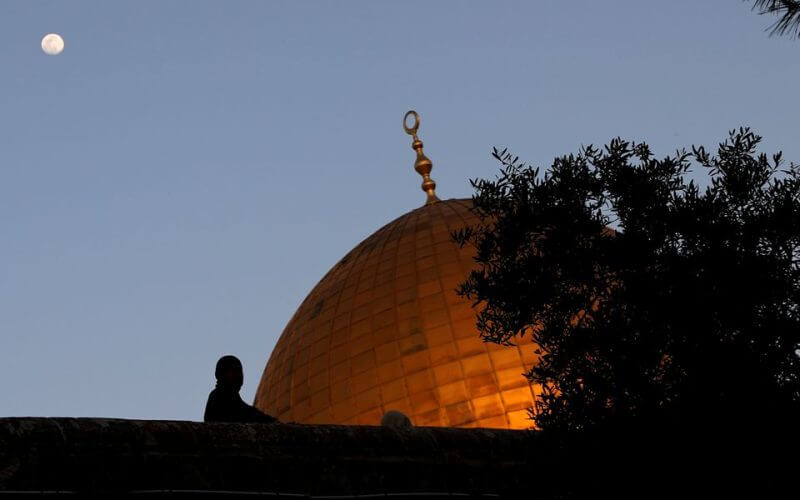 A muslim woman walk in front of the Dome of the Rock on the compound known to Muslims as al-Haram al-Sharif and to Jews as Temple Mount, during the holy month of Ramadan in Jerusalem's Old City,May 16, 2019. REUTERS/Ammar Awad/Files