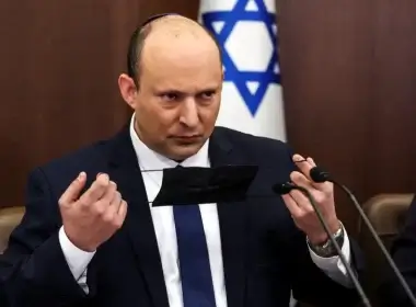 Israeli Prime Minister Naftali Bennett handles his mask at a cabinet meeting at the Prime Minister's office in Jerusalem April 10, 2022. (photo credit: RONEN ZVULUN/REUTERS)