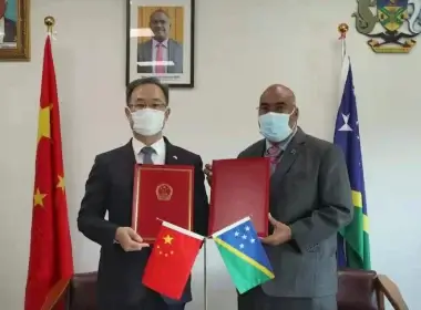 China's ambassador to Solomon Islands Li Ming (left) and Solomon Islands diplomat Colin Beck agree to the security treaty between the two countries.(Supplied: Chinese Embassy Solomon Islands)