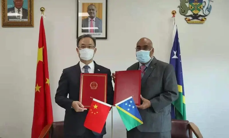 China's ambassador to Solomon Islands Li Ming (left) and Solomon Islands diplomat Colin Beck agree to the security treaty between the two countries.(Supplied: Chinese Embassy Solomon Islands)