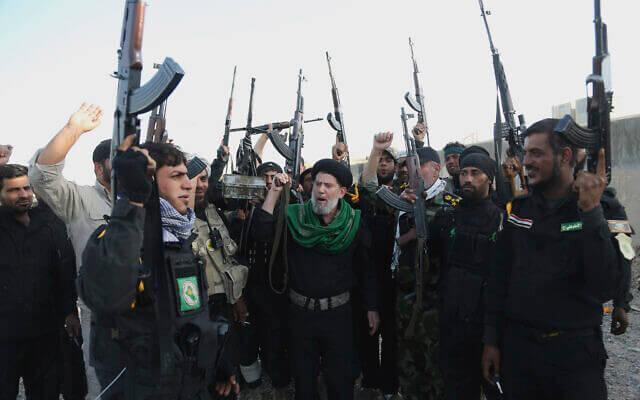 Iraqi Shiite militia group called Imam Ali Brigades chant slogans against the Islamic State group at the battlefield in Tikrit, on March 14, 2015. (Khalid Mohammed/AP)