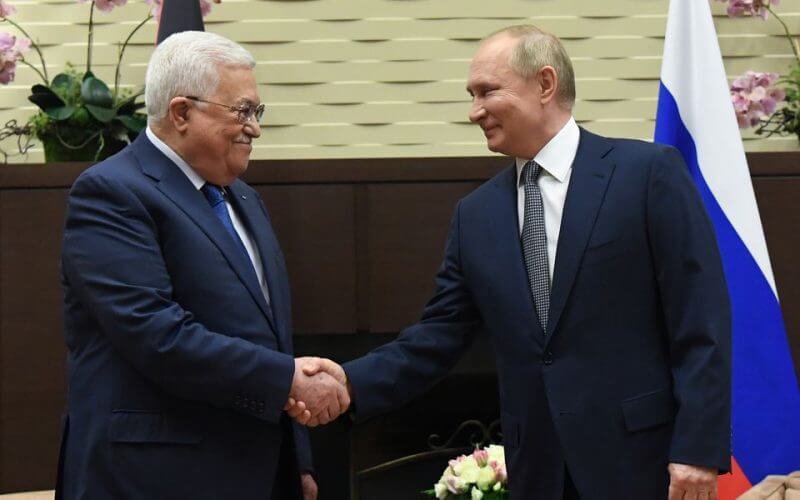 Russian President Vladimir Putin shakes hands with Palestinian President Mahmoud Abbas during their meeting in Sochi, Russia November 23, 2021. Sputnik/Evgeny Biyatov/Kremlin via REUTERS