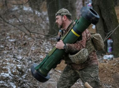 A Ukrainian service member holds a Javelin missile system at a position on the front line in the north Kyiv region, Ukraine March 13, 2022. REUTERS/Gleb Garanich