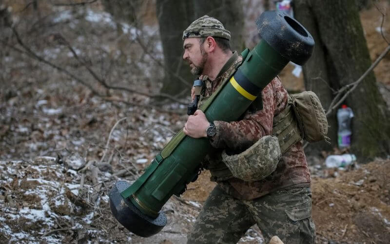 A Ukrainian service member holds a Javelin missile system at a position on the front line in the north Kyiv region, Ukraine March 13, 2022. REUTERS/Gleb Garanich