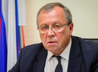 Russian Ambassador to Israel Anatoly Viktorov speaks to the media at the Russian Consulate in Tel Aviv, on March 3, 2022. (Avshalom Sassoni‎‏/Flash90)