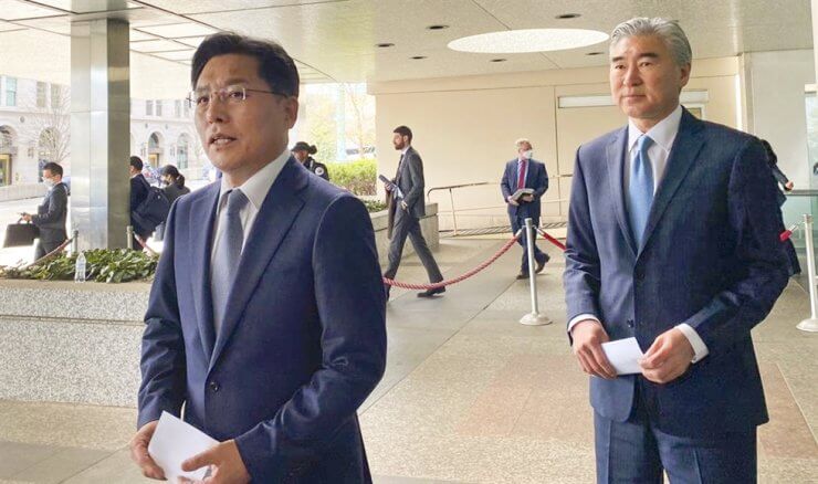 South Korea's special representative for Korean Peninsula peace and security affairs Noh Kyu-duk, left, speaks after a meeting with Sung Kim, U.S. special representative for North Korea, in Washington, April 5. Yonhap