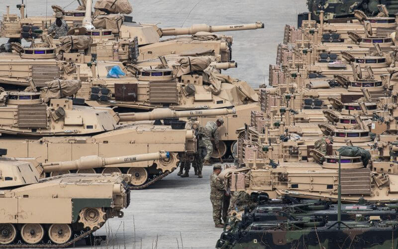 Soldiers check tanks at a US military base in Dongducheon, 40 km north of Seoul on Monday, as South Korea and the United States kicked off their major springtime combined training that will take the form of a command-post drill through April 28. (Yonhap)