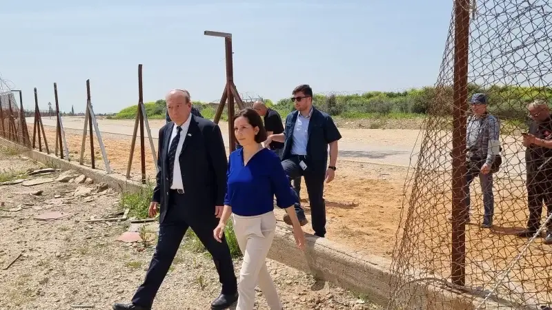 Israel's State Comptroller Matanyahu Engelman, left, with head of the Southern Sharon Regional Council, Oshrat Ganei Gonen, at the breach in the separation fence where the Bnei Brak terrorist entered Israel, March 31, 2022. Government Press Office