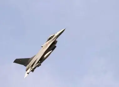 U.S. Air Force F-16 fighter flies during Chrystal Arrow 22 military drill in Adazi military base, Latvia March 11, 2022. REUTERS/Ints Kalnins/File Photo