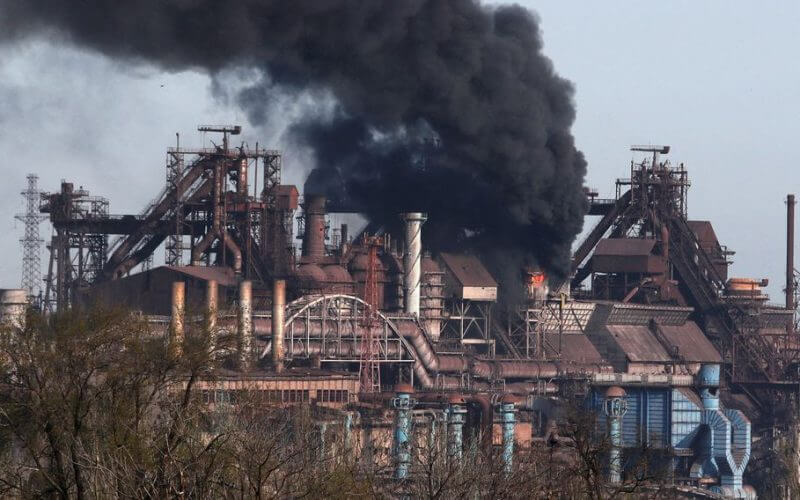 Smoke rises above a plant of Azovstal Iron and Steel Works during Ukraine-Russia conflict in the southern port city of Mariupol, Ukraine April 25, 2022. REUTERS/Alexander Ermochenko/File Photo