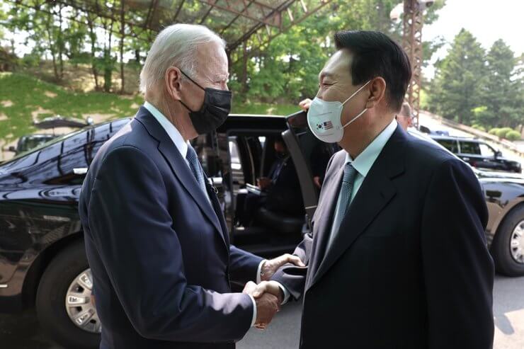 President Yoon Suk-yeol shakes hands with U.S. President Joe Biden at the Korean Air and Space Operations Center at Osan Air Base in Pyeongtaek, Gyeonggi Province, Sunday, before Biden leaves for Japan later in the day. Yonhap