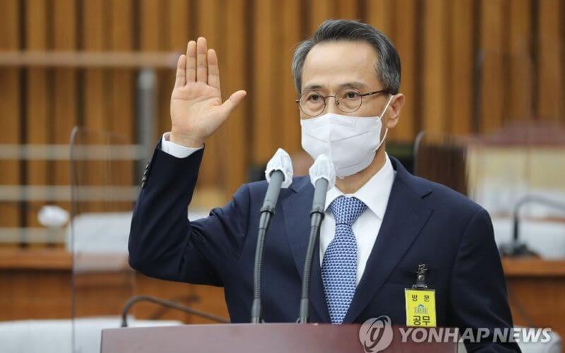 National Intelligence Service chief nominee Kim Kyou-hyun takes an oath at the start of his confirmation hearing at the National Assembly in Seoul on May 25, 2022. (Pool photo) (Yonhap)