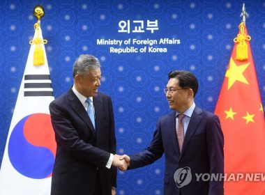 Noh Kyu-duk (R), special representative for Korean Peninsula peace and security affairs, shakes hands with his Chinese counterpart, Liu Xiaoming, ahead of their meeting at the Ministry of Foreign Affairs on May 3, 2022. (Pool photo) (Yonhap)