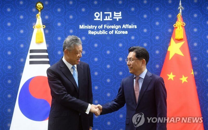 Noh Kyu-duk (R), special representative for Korean Peninsula peace and security affairs, shakes hands with his Chinese counterpart, Liu Xiaoming, ahead of their meeting at the Ministry of Foreign Affairs on May 3, 2022. (Pool photo) (Yonhap)