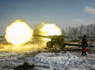 A Russian army service member fires a howitzer during drills at the Kuzminsky range in the southern Rostov region, Russia January 26, 2022. REUTERS/Sergey Pivovarov