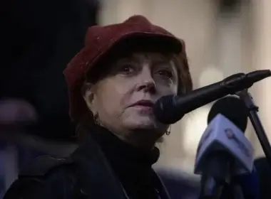 Actress Susan Sarandon speaks during a protest outside the British consulate in New York on December 13, 2021. Ed JONES / AFP