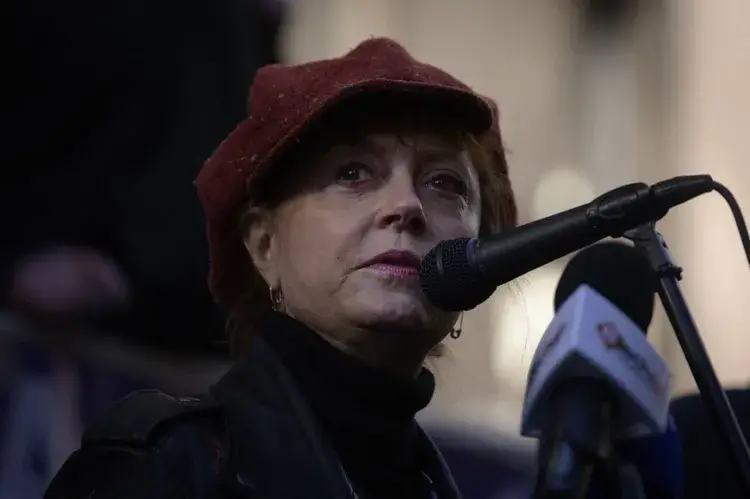 Actress Susan Sarandon speaks during a protest outside the British consulate in New York on December 13, 2021. Ed JONES / AFP