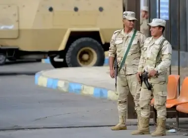 Egyptian soldiers guard a hospital treating the wounded from a jihadist attack that killed more than 300 worshippers at a northern Sinai mosque on November 24, 2017. MOHAMED EL-SHAHED (AFP/File)