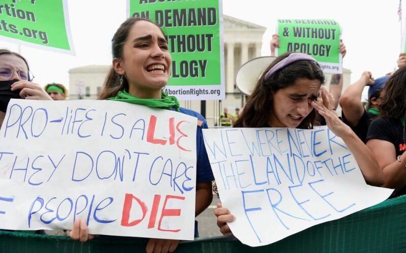 Abortion rights supporters react to the overturning of Roe v Wade outside the United States Supreme Court in Washington, U.S., June 24, 2022. REUTERS/Mary F. Calvert