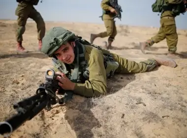 Saleh Khalil, 20, an Israeli Arab soldier from the Desert Reconnaissance battalion takes part in a drill near Kissufim in southern Israel, November 29, 2016. (Photo: REUTERS/Amir Cohen)