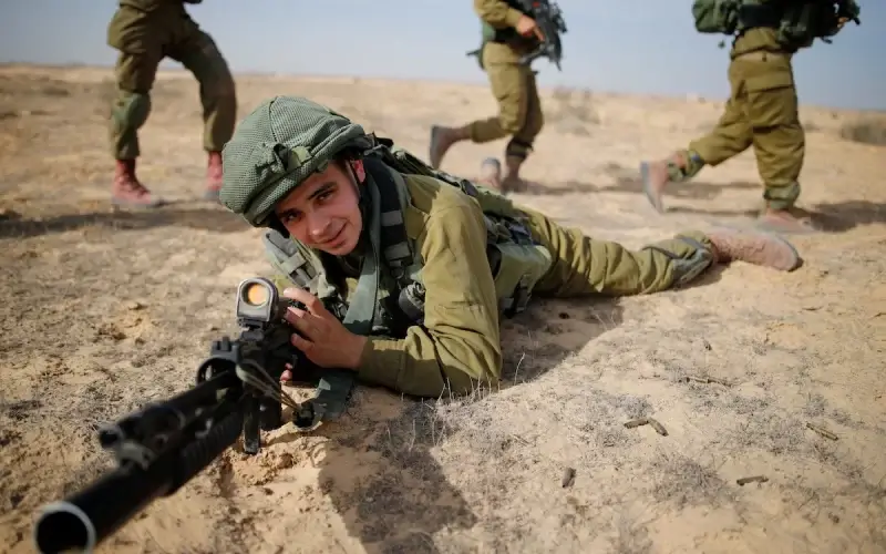 Saleh Khalil, 20, an Israeli Arab soldier from the Desert Reconnaissance battalion takes part in a drill near Kissufim in southern Israel, November 29, 2016. (Photo: REUTERS/Amir Cohen)