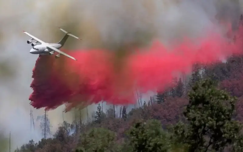 An air tanker drops fire retardant drop on the Oak Fire near Mariposa, Calif., on Sunday. Photo: David McNew/AFP via Getty Images