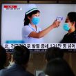 People watch a TV broadcasting a news report on the coronavirus disease (COVID-19) outbreak in North Korea, at a railway station in Seoul, South Korea, May 17, 2022. Photo: Reuters / Kim Hong-Ji