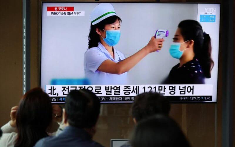 People watch a TV broadcasting a news report on the coronavirus disease (COVID-19) outbreak in North Korea, at a railway station in Seoul, South Korea, May 17, 2022. Photo: Reuters / Kim Hong-Ji