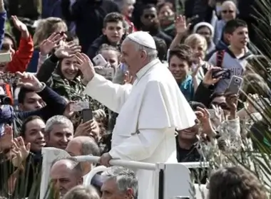 Pope Francis greets faithful after celebrating Palm Sunday Mass, at the Vatican, Sunday, March 20, 2016. Pope Francis in his Palm Sunday homily decried what he called indifference to the refugees flooding into Europe, making a comparison to authorities who washed their hands of Jesus' fate ahead of his crucifixion. (Giuseppe Lami/ANSA via AP)