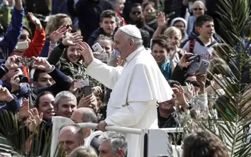 Pope Francis greets faithful after celebrating Palm Sunday Mass, at the Vatican, Sunday, March 20, 2016. Pope Francis in his Palm Sunday homily decried what he called indifference to the refugees flooding into Europe, making a comparison to authorities who washed their hands of Jesus' fate ahead of his crucifixion. (Giuseppe Lami/ANSA via AP)